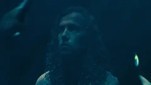 Panda se enfrenta a una sirena Panda se enfrenta a una sirena