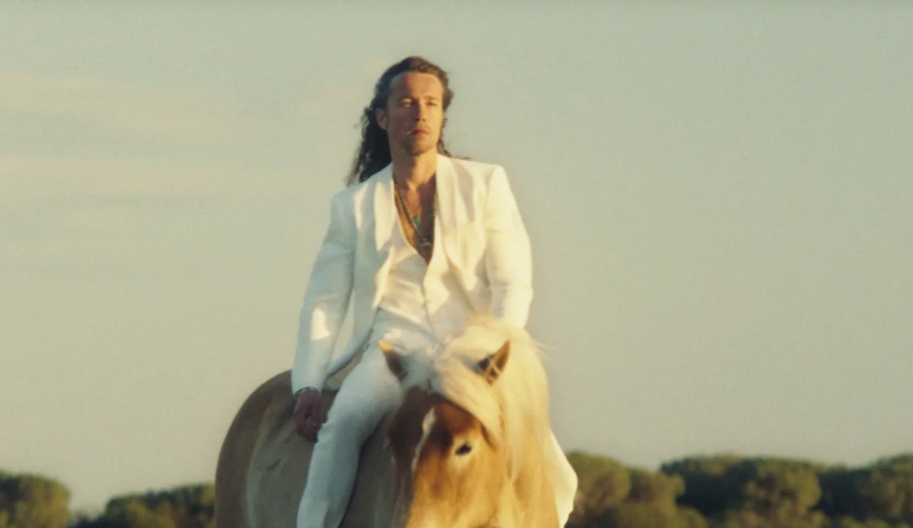 Eliot y Lola se van a casar y la ceremonia la va a oficiar ¡Panda!