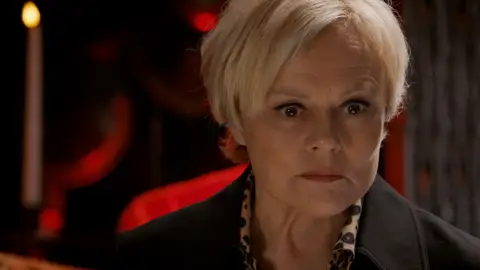 Master crimes - Louise Arbus debe averiguar qué es real y qué ficción en este juego inmersivo Master crimes - Louise Arbus debe averiguar qué es real y qué ficción en este juego inmersivo