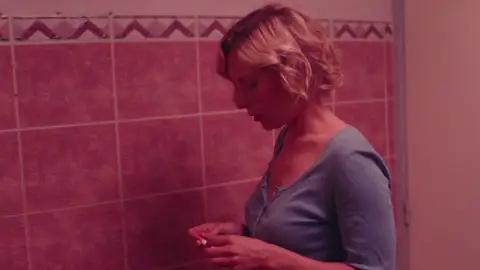 Lola descubre que ¡está embarazada! Lola descubre que ¡está embarazada!