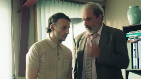 Stan revela a Panda todos los secretos sobre Lola Stan revela a Panda todos los secretos sobre Lola