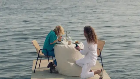 Panda pide a Lola que se case con ella Panda pide a Lola que se case con ella