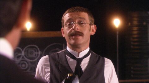 Tesla explica su experimento a Murdoch