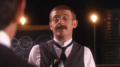 Tesla explica su experimento a Murdoch Tesla explica su experimento a Murdoch