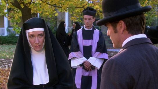 Murdoch investiga el asesinato de un sacerdote en un convento dirigido por su hermana, a la que no ve desde hace dos d&eacute;cadas