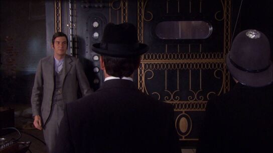 El detective William Murdoch investiga a un hombre que asegura poder viajar al futuro y evitar tragedias 
