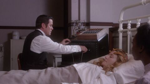 Murdoch prueba si el cerebro de Julia responde