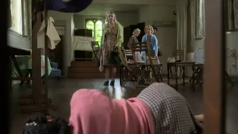 Una costurera aparece sin vida y un profesor se enfrenta al patíbulo en el Padre Brown Una costurera aparece sin vida y un profesor se enfrenta al patíbulo en el Padre Brown