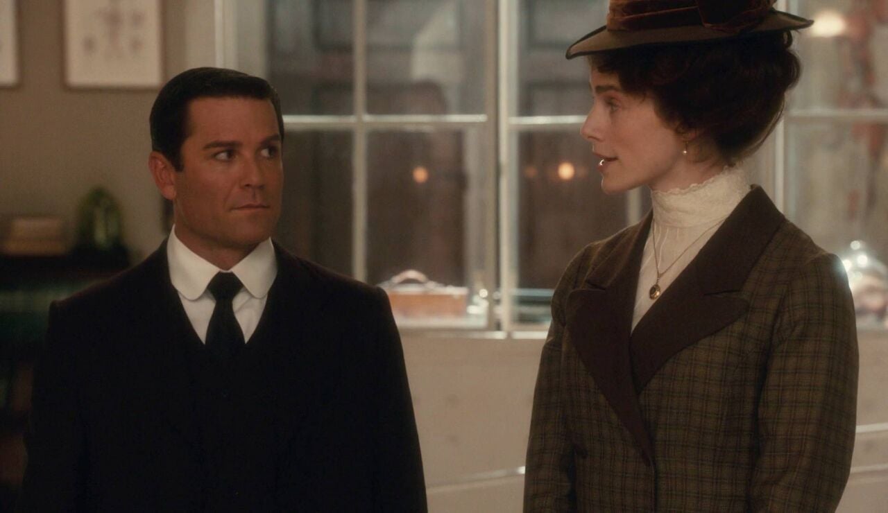 Murdoch se&ntilde;ala a Violet Hart como principal sospechosa de la muerte de Robert Parker